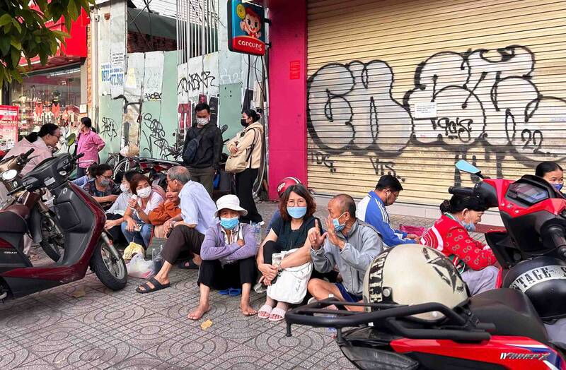 Nguoi dan TPHCM cho mua vang truoc tru so SJC. Anh: Ha May 