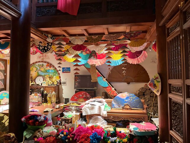  Trong khong gian lam nghe nho o Chang Son, nhung chiec quat Chang Son xep lop, tao nen buc tranh day mau sac cua nghe thu cong truyen thong. Anh: Quynh Mai 