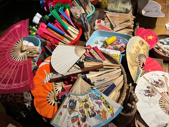 Nhung chiec quat giay Chang Son voi da dang hoa van, mau sac, tro thanh noi de nguoi tho gui gam cau chuyen va thong diep van hoa. Anh: Quynh Mai 