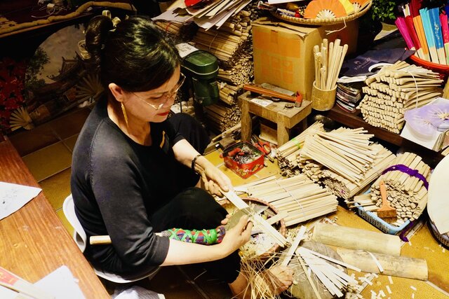 Nghe nhan Nguyen Thi Tuan ti mi vot tung nam tre - cong doan doi hoi su kheo su kheo leo va kinh nghiem de chiec quat mo em, khep gon. Anh: Quynh Mai 