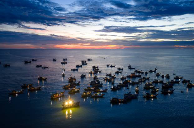 Buc tranh binh minh tap nap noi lang bien Tam Tien. 