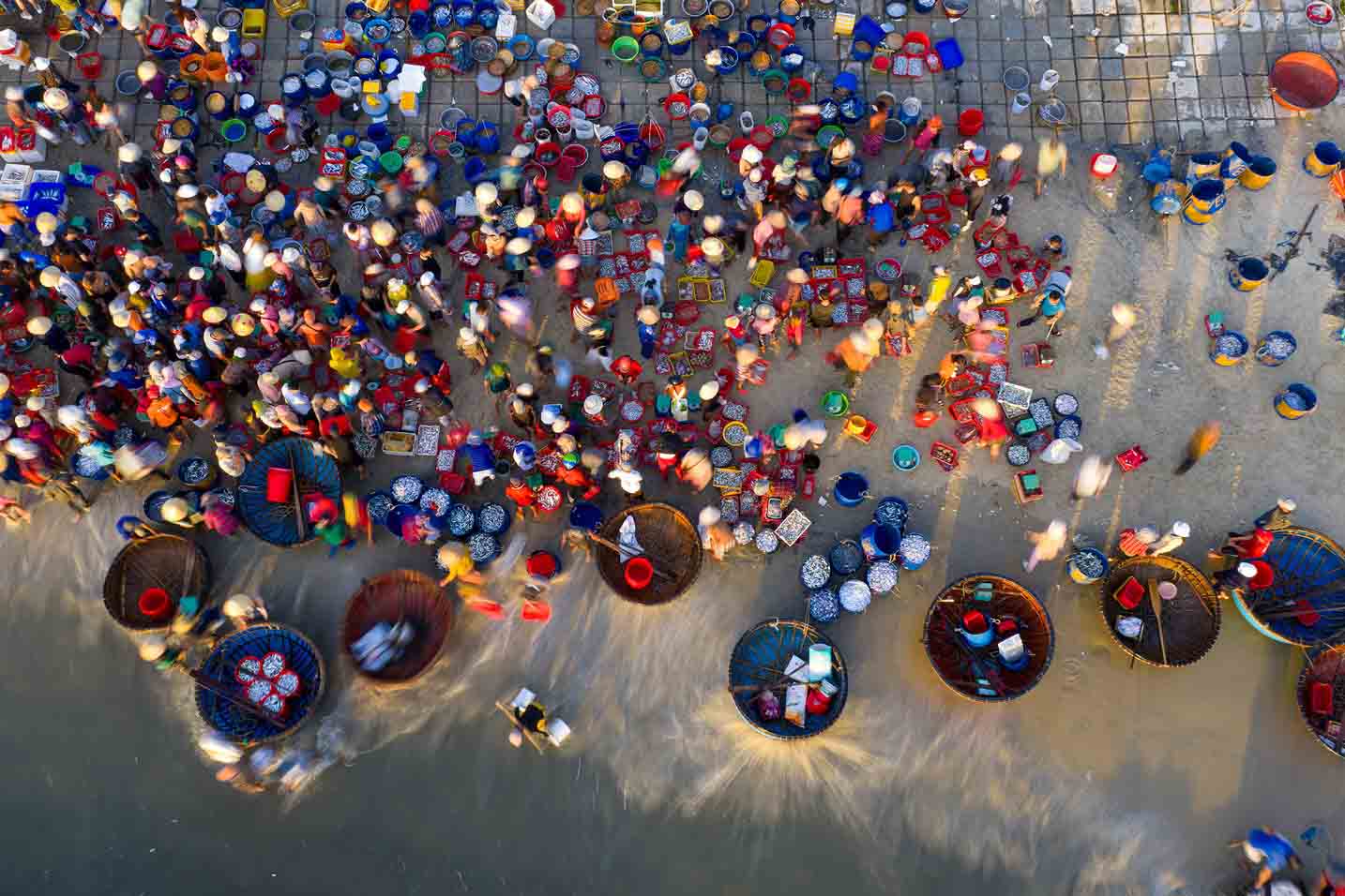 Phien cho ca tap nap ngay tren bai bien truoc hung dong. 