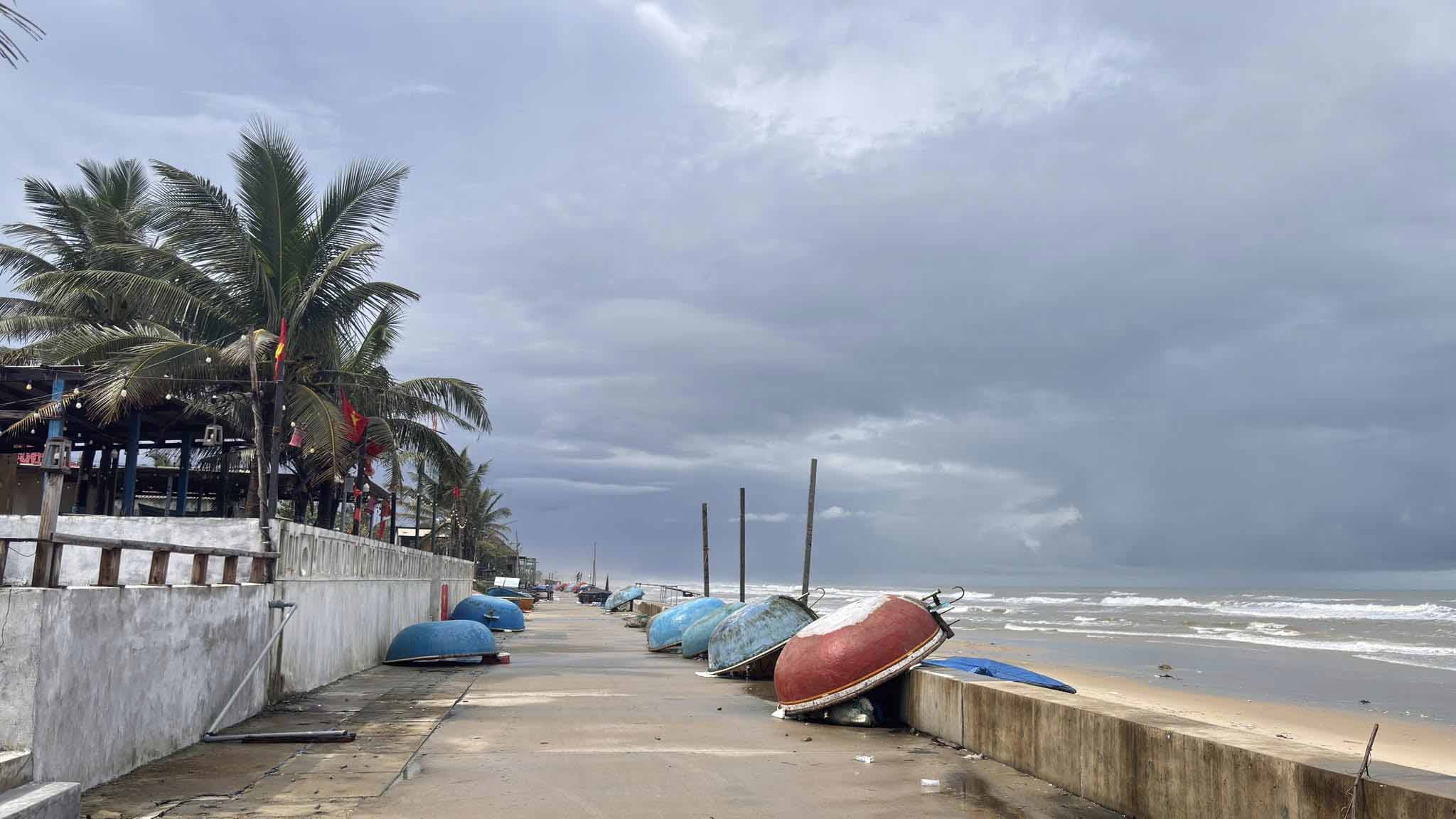 Nhung chiec thung nan duoc up nguoc de nghi ngoi.