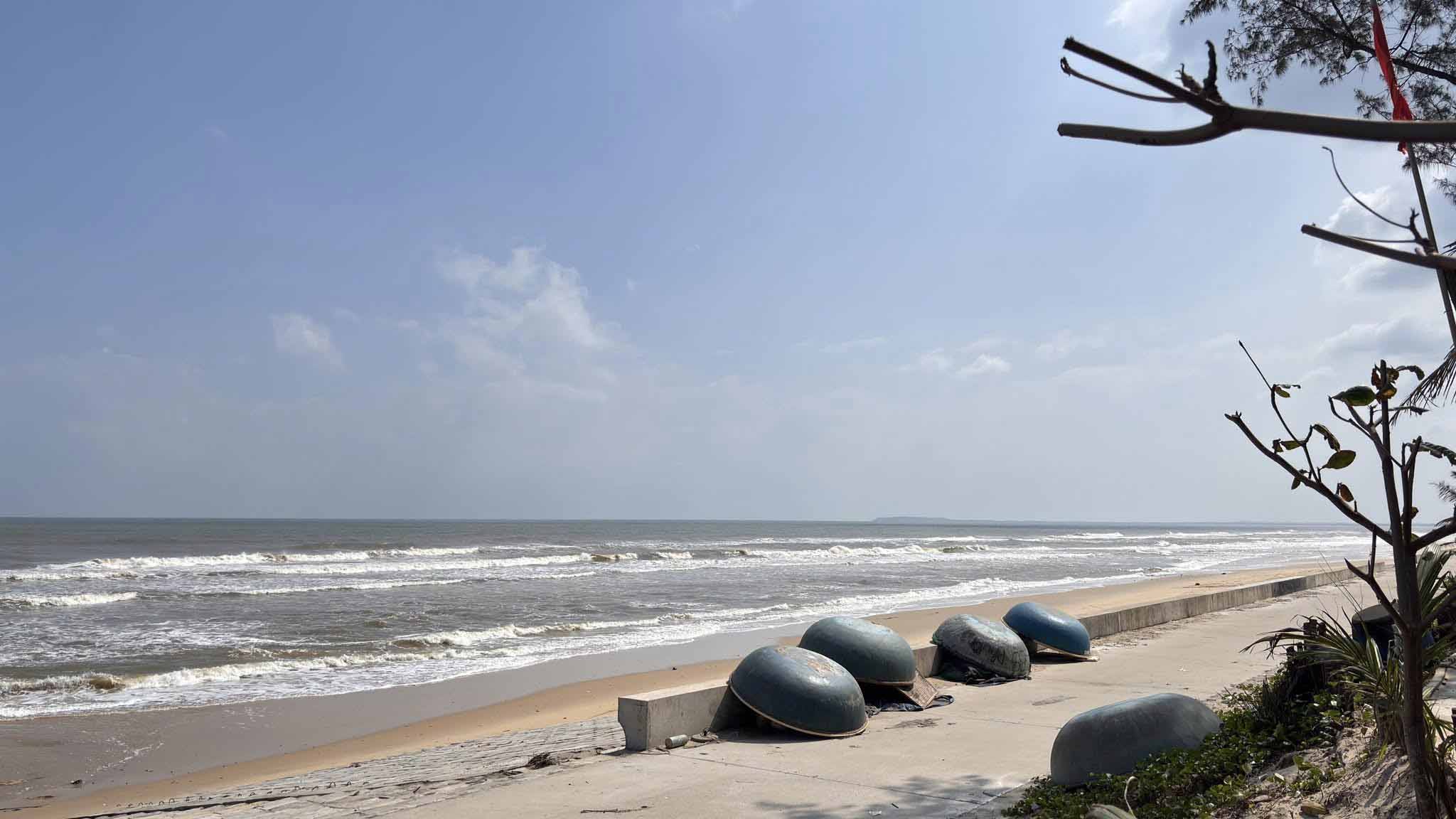 Bai bien Tam Tien that yen binh vao buoi chieu.