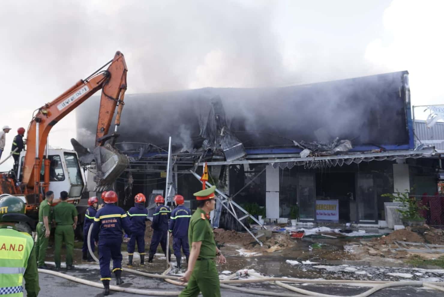 Chay lon tai cua hang vat lieu xay dung, thiet bi ve sinh o Da Nang. Anh: Tran Thi