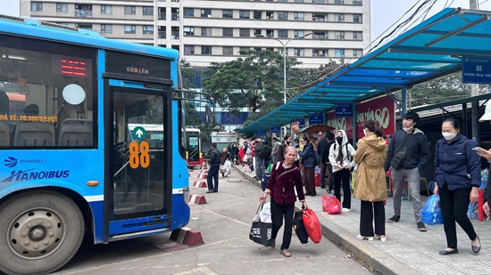 Hanoi buses serve more than 245,000 passengers during the New Year holiday. Photo: Minh Hanh