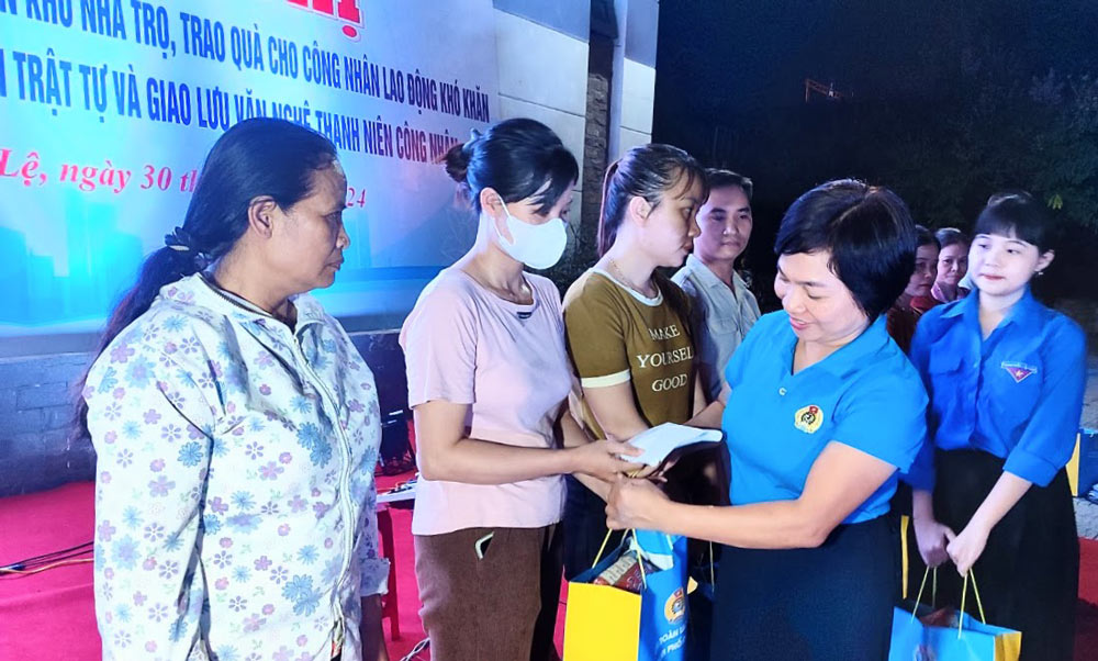 The program of giving gifts to workers at the self-managed worker group of the boarding house area is maintained annually by the Da Nang Trade Union. Photo: Tuong Minh