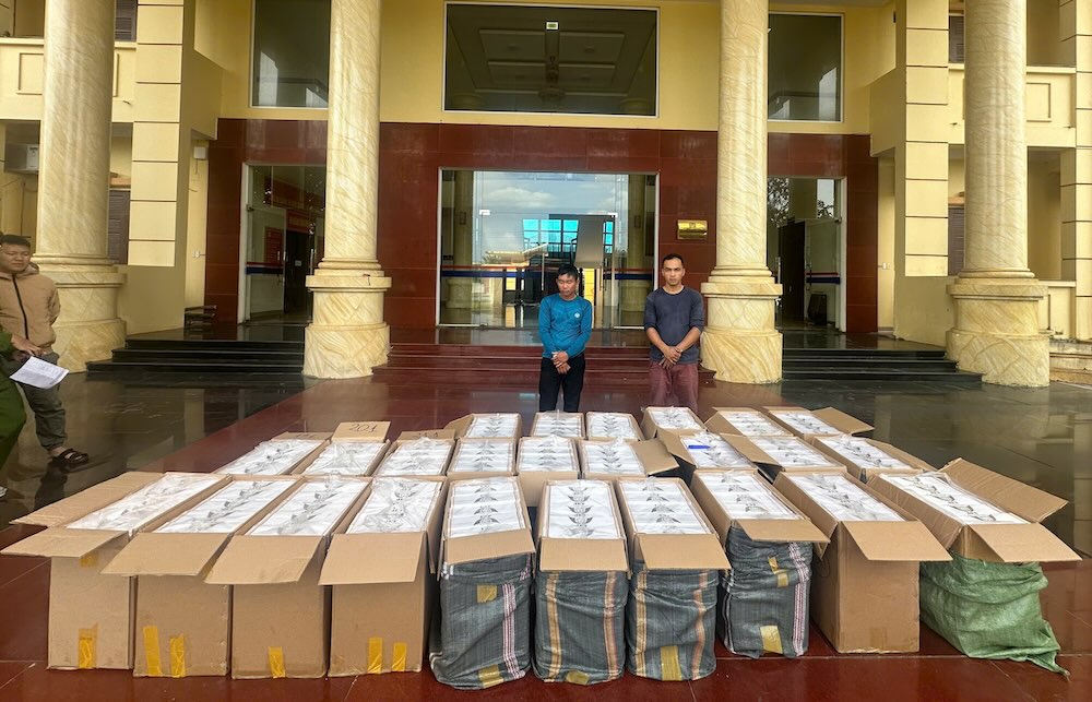 Lái xe Lâm Ngọc Hoa (bìa trái) cùng toàn bộ số thuốc lá không có hoá đơn, chứng từ hợp pháp bị Công an tỉnh Quảng Trị phát hiện. Ảnh: Hoàng Hùng