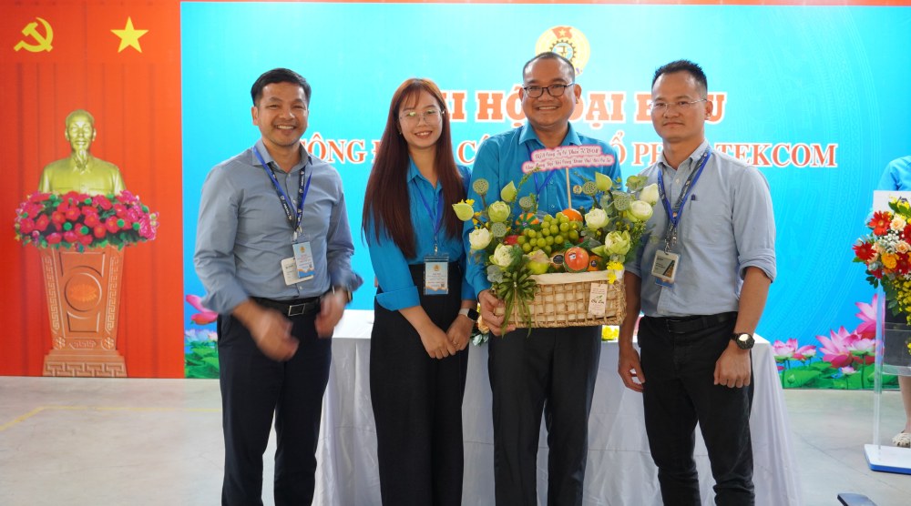  Ban Giam doc Cong ty co phan TEKCOM tang hoa chuc mung dai hoi. Anh: CDCS cung cap