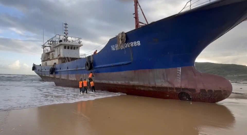Steel-hulled vessel stranded in the sea area of Tuyet Diem 1 village, Van Tuong commune (Quang Ngai). Photo: Duc Minh