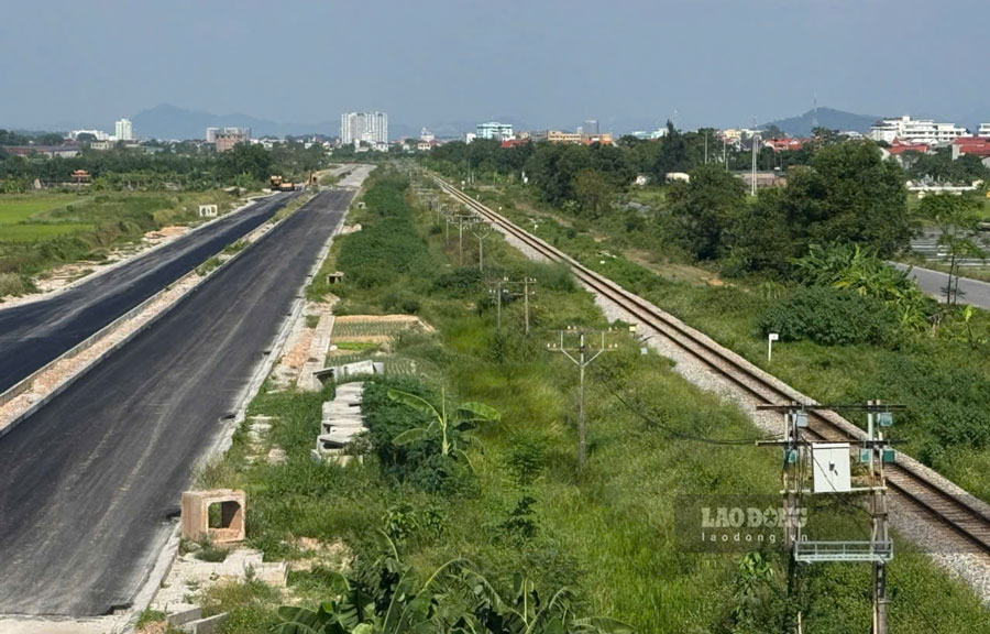 Du an duong sat Lao Cai - Ha Noi - Hai Phong qua Phu Tho du kien thu hoi hon 630ha dat, anh huong den tren 1.800 ho dan phai tai dinh cu. 