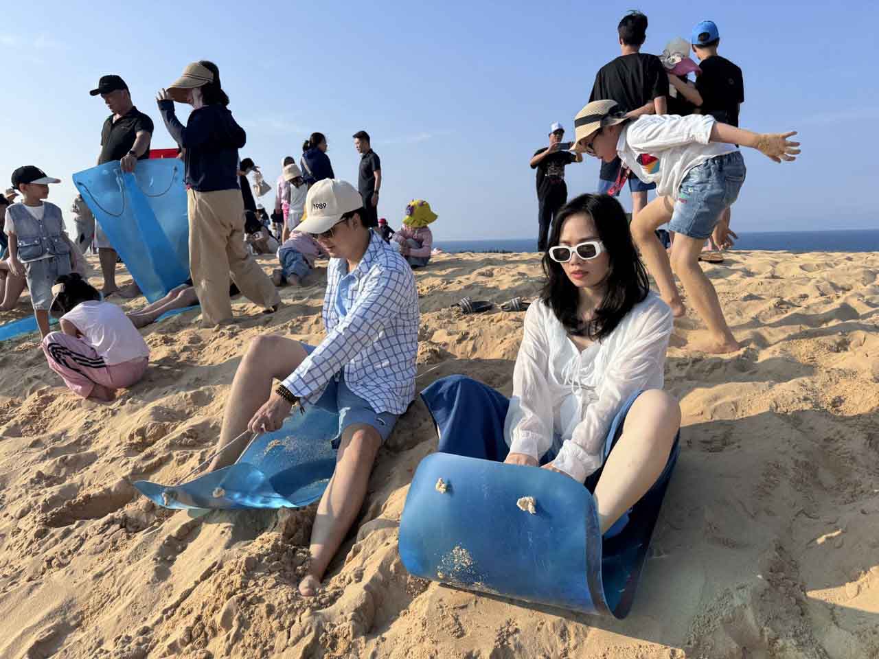 Trượt cát là trải nghiệm không thể bỏ qua khi đến đồi cát Quang Phú.