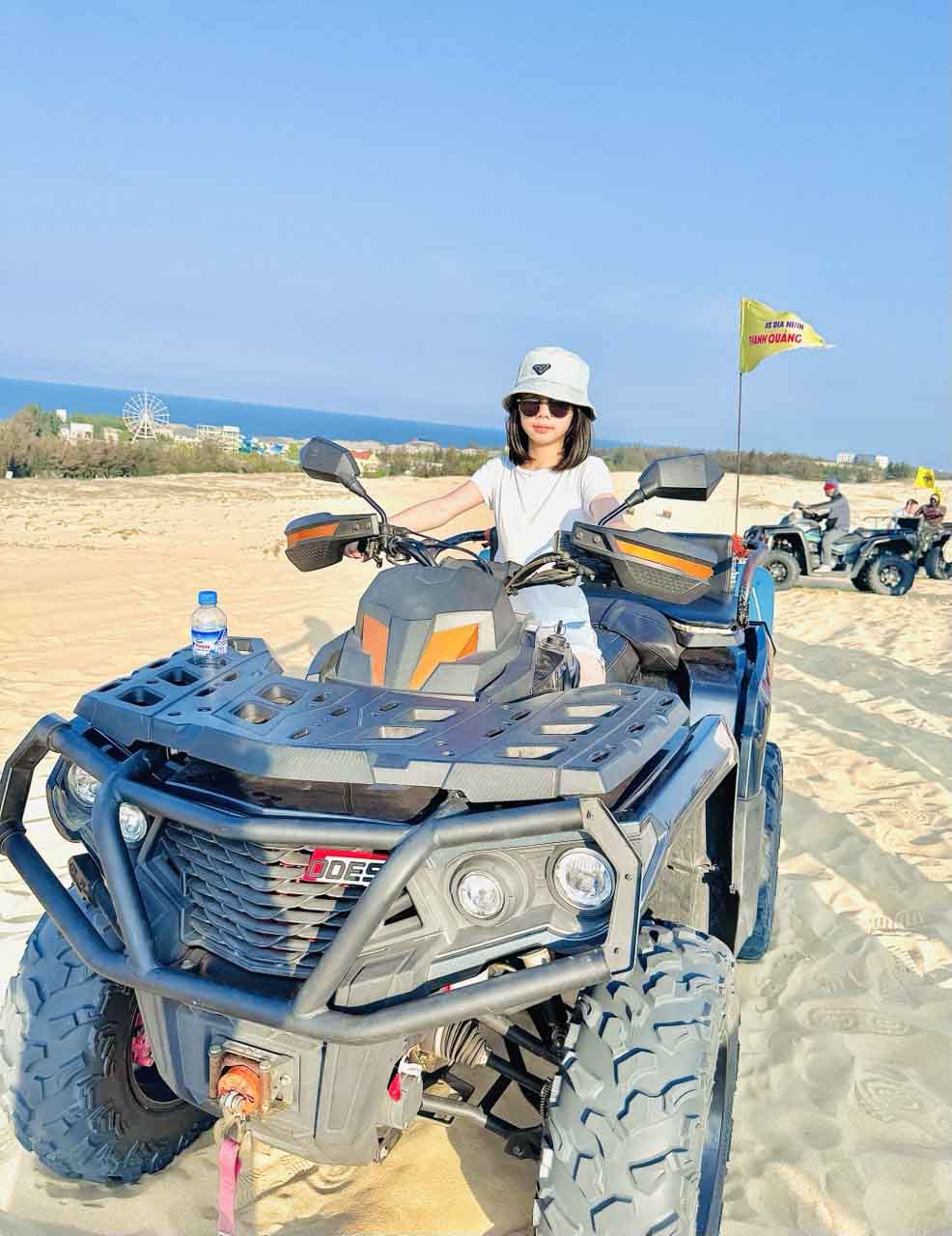 Ở đồi cát Quang Phú có dịch vụ xe địa hình và xe Jeep chở thẳng lên đỉnh đồi.