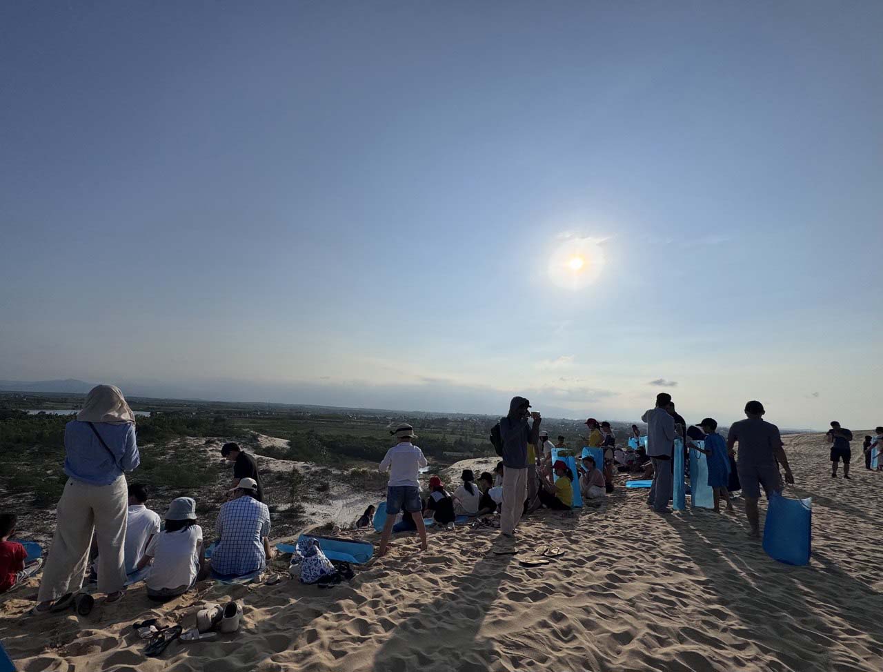 Dù trời nắng nhưng đồi cát lúc nào cũng đông du khách ghé đến.