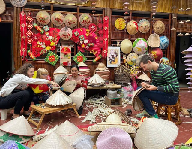 Du khach quoc te hao hung trai nghiem lam non, truc tiep cham tay vao nghe truyen thong va mang ve cho minh mot ky uc rat Viet Nam. Anh: Ngoc Mai