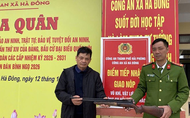 Công an Hải Phòng thu giữ nhiều súng, dao và pháo nổ
