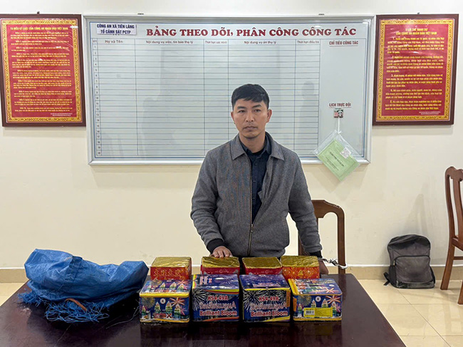Đối tượng Nguyễn Văn Hưng chở hơn 10kg pháo hoa. Ảnh: Công an Hải Phòng