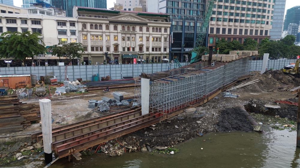 Hang muc cau dan va duong dau cau phia ben phuong Sai Gon cung dang duoc nha thau khan truong thi cong phan be va than tru. Anh: Anh Tu