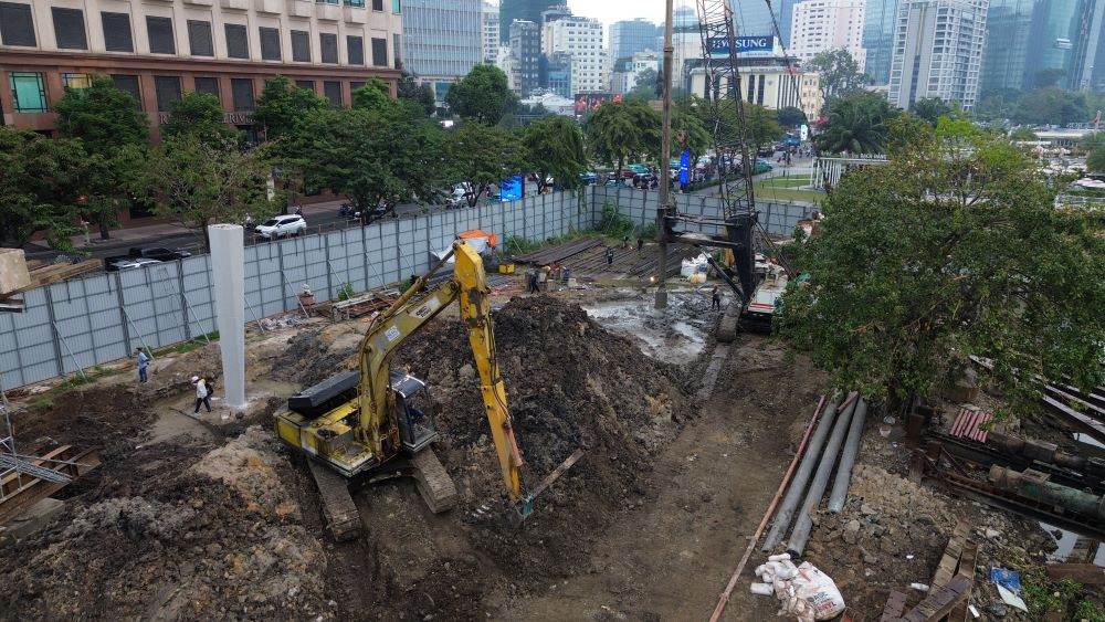 Tren cong trinh, hang chuc cong nhan cung may moc cua nha thau dang khan truong thi cong. Anh: Anh Tu