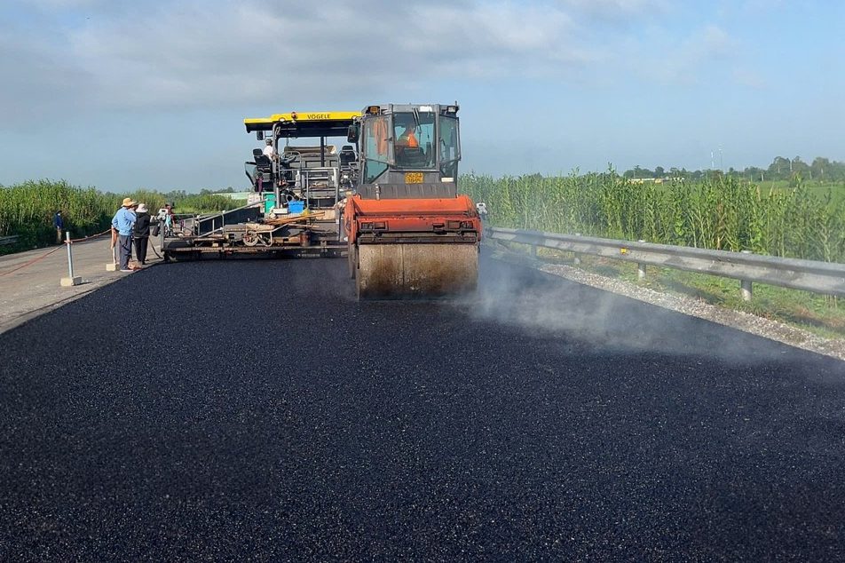 The Government Inspectorate has just pointed out many violations in the Lo Te - Rach Soi road surface upgrade project. Photo: Ta Quang