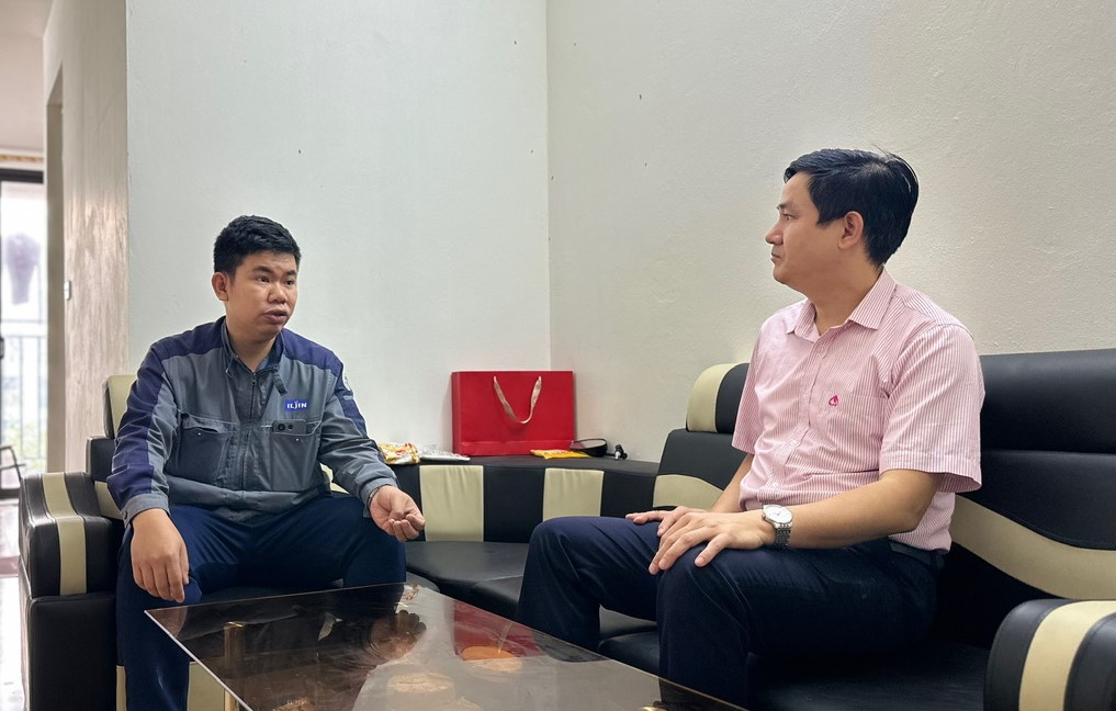 Anh Vu Manh Tuong (ben trai) phan khoi chia se niem vui ve can nha moi mua tu nguon von vay uu dai cua Ngan hang Chinh sach xa hoi tinh Ninh Binh. Anh: Dieu Anh