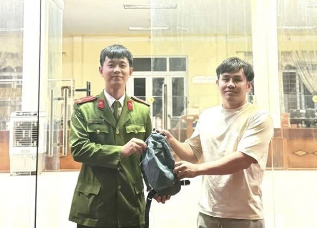 Mr. Bounna Phanthavilay receives lost property back from the police. Photo: Quang Tri Police