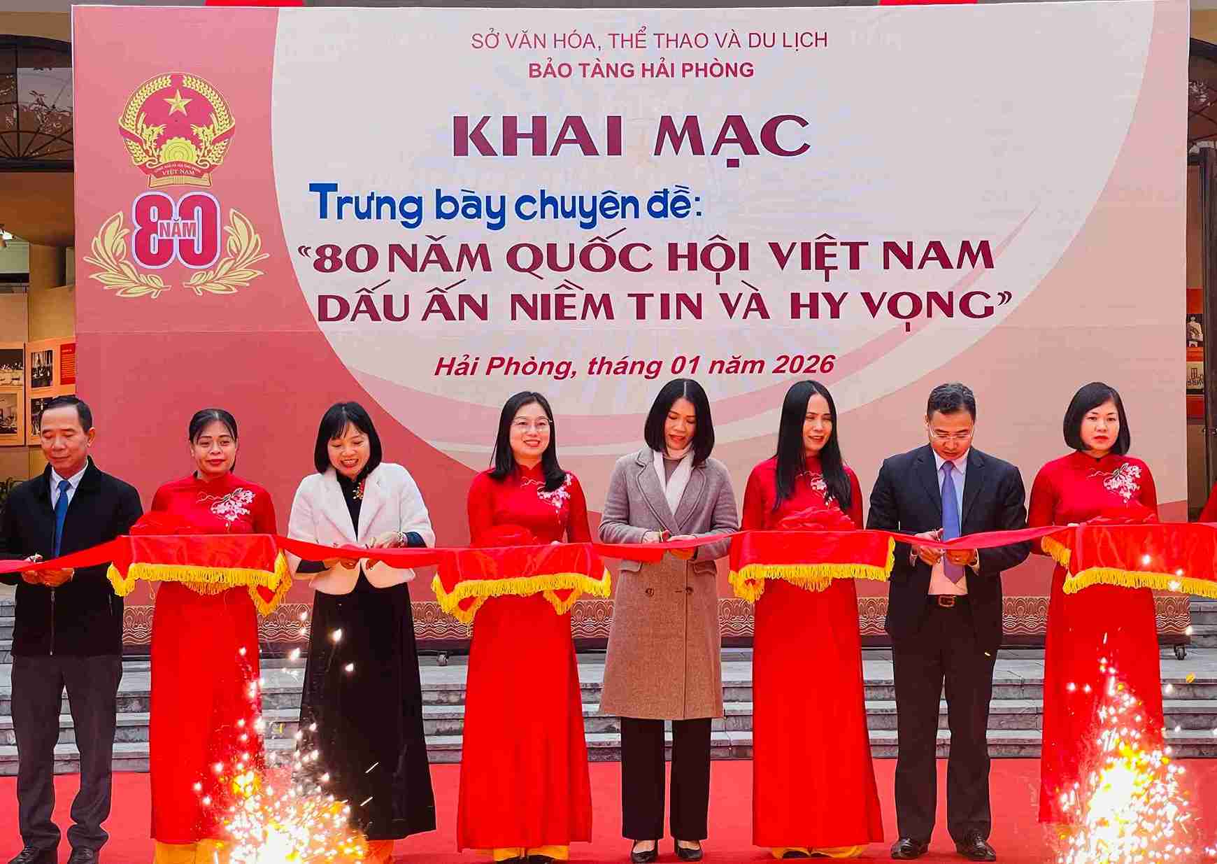 Lanh dao thanh pho va Bao tang Hai Phong thuc hien nghi thuc cat bang khai mac trung bay chuyen de. Anh: Mai Huong