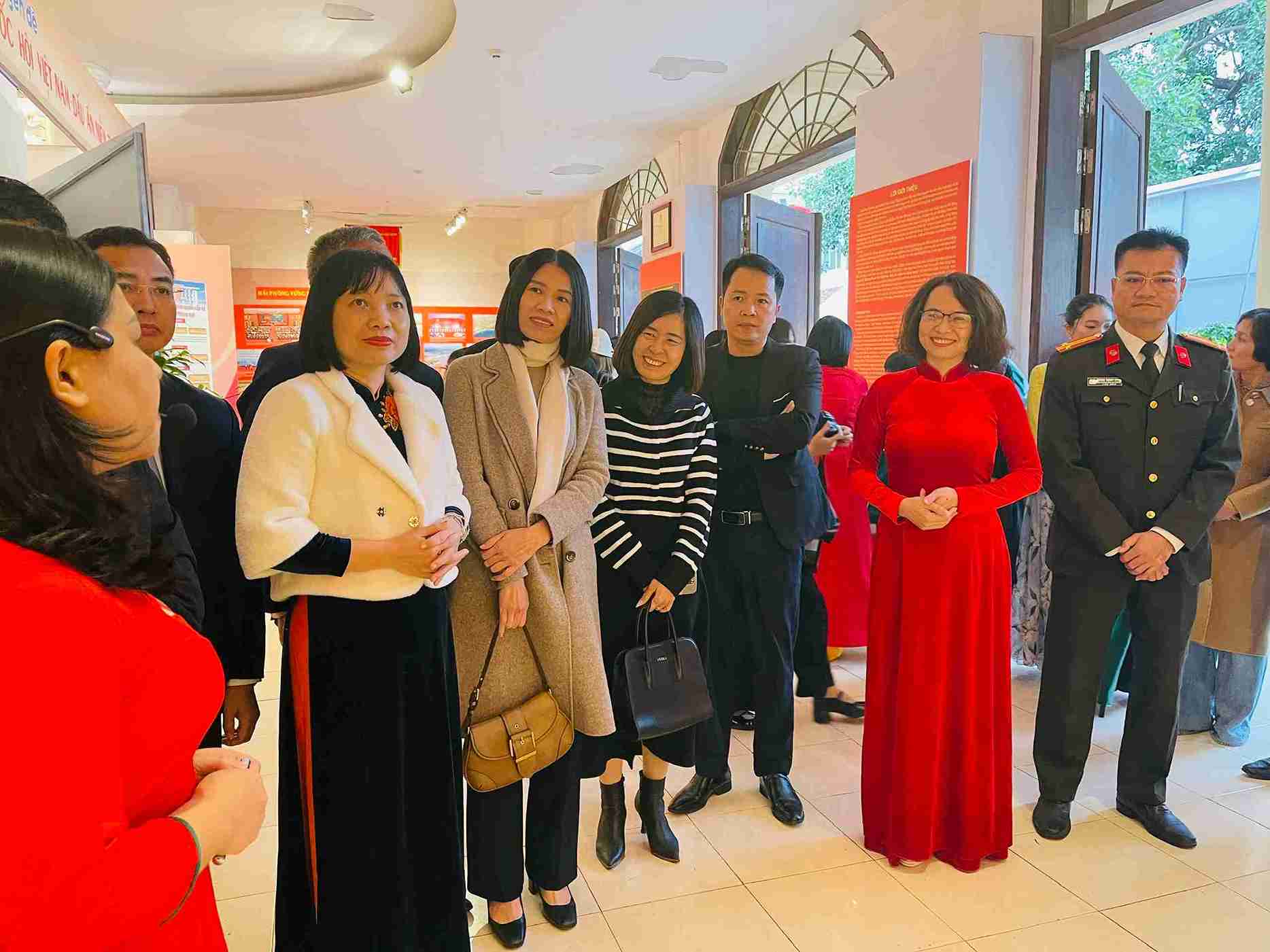 Visitors learn about documents and artifacts reflecting the history of the Vietnamese National Assembly. Photo: Mai Huong