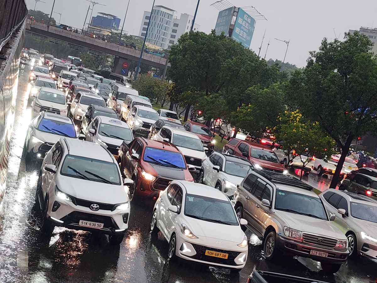 Anh huong tu vu tai nan, giao thong qua dai lo Vo Van Kiet un u keo dai. Anh: Anh Tu