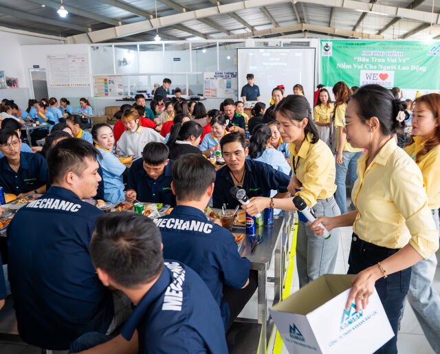 KANAANバオロック社(ラムドン省)の労働組合幹部は、労働者の昼食の質に関する団体労働協約の実施を監督しています。写真:ラム・ドゥック