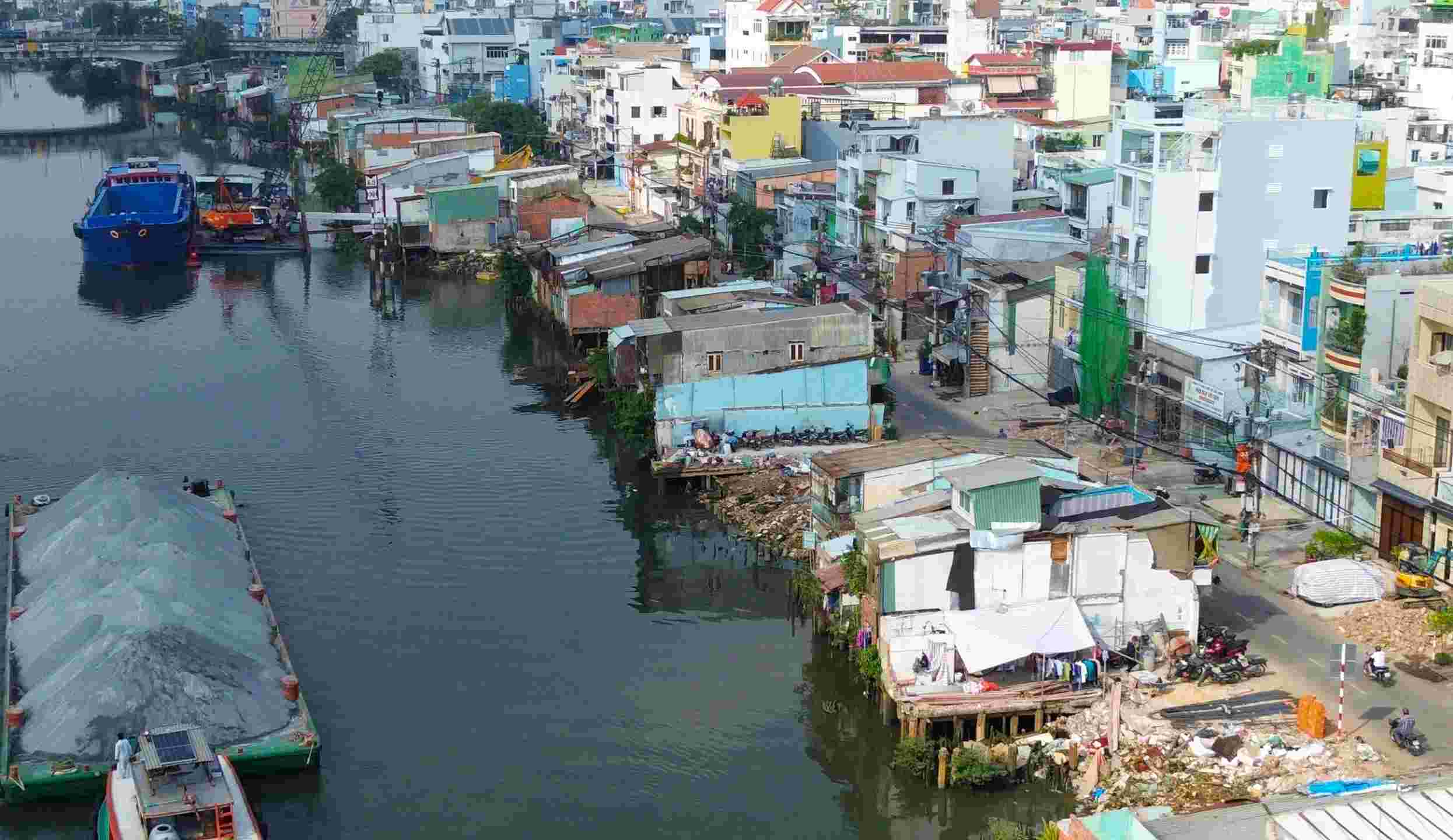 Demolition de maisons pour renover la rive nord du canal Doi (Ho Chi Minh-Ville). Photo: Anh Tu