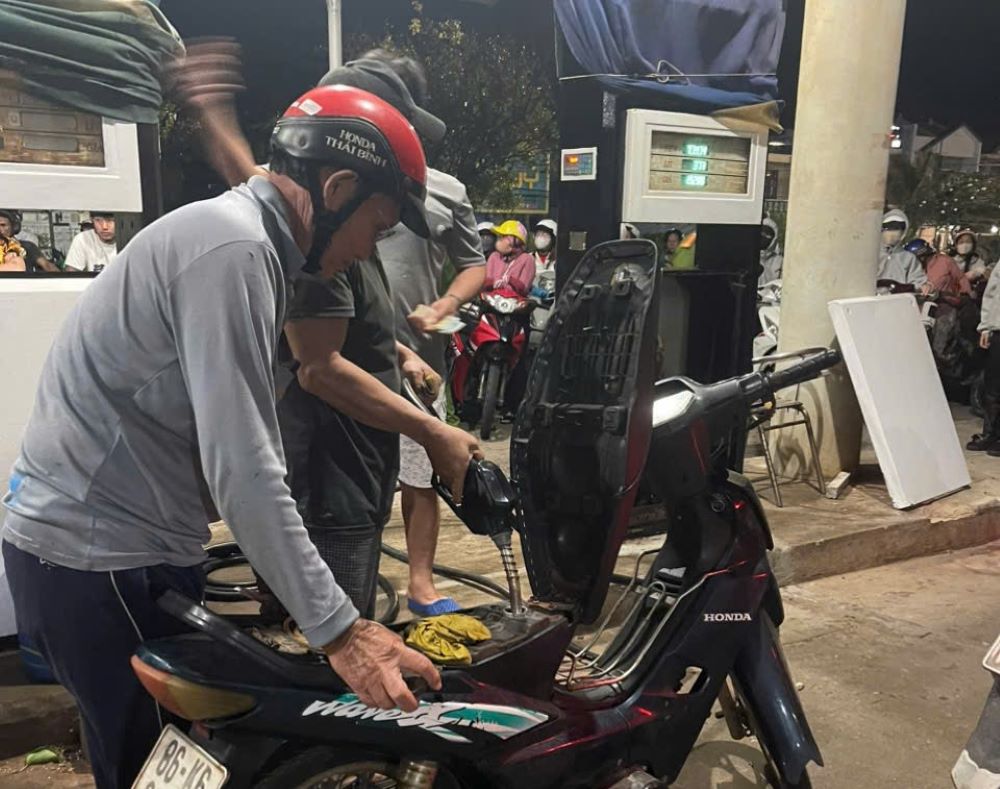 Nguoi dan da duoc cay xang ban xang tro lai vao toi 5.1. Anh: Nguoi dan cung cap