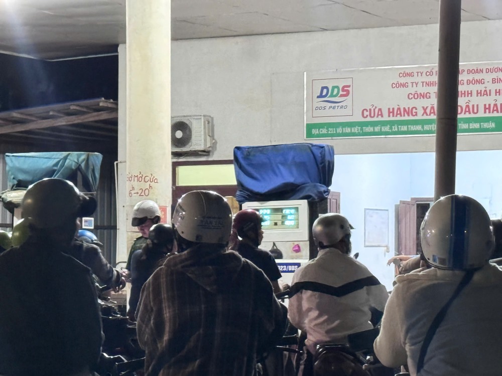 Cac tru bom da nhay so khi ban xang cho nguoi dan. Anh: Duy Tuan