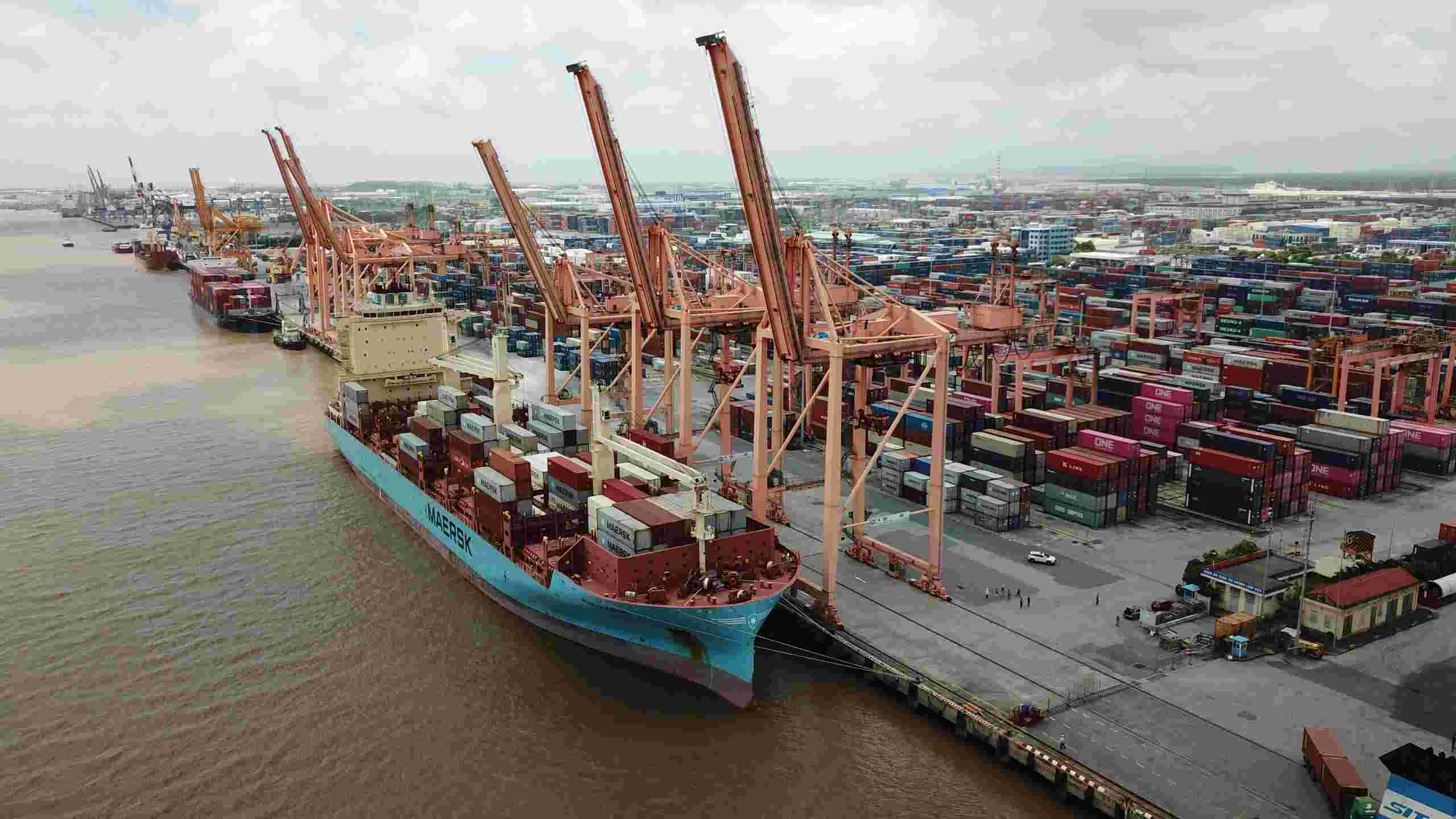 Loading goods for export at Hai Phong port. Photo: Hai Nguyen