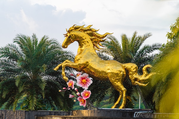 Golden horse mascot welcomes Binh Ngo Spring 2026 at Da Nang International Airport. Photo: AHT