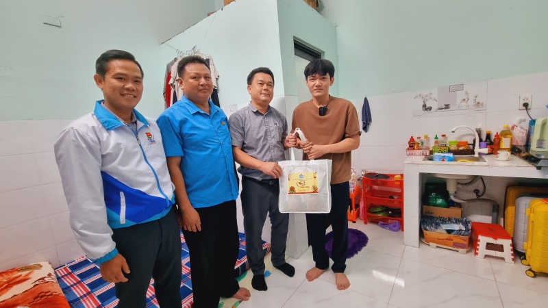 Trao qua cho cong nhan o lai don Tet trong nha tro. Anh: Nguyen Hoang