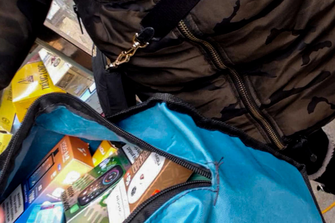 Tui dung san pham thuoc la dien tu cua mot tieu thuong tren pho Ta Hien. Tieu thuong chi mo ra ban khi cam thay an toan va gap duoc khach hang tiem nang. Anh: NHOM PV