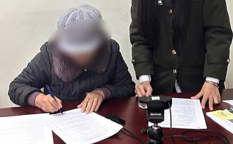 Người phụ nữ ở Cao Bằng bị xử phạt vì chia sẻ thông tin từ nguồn phản động. Ảnh: Công an Cao Bằng