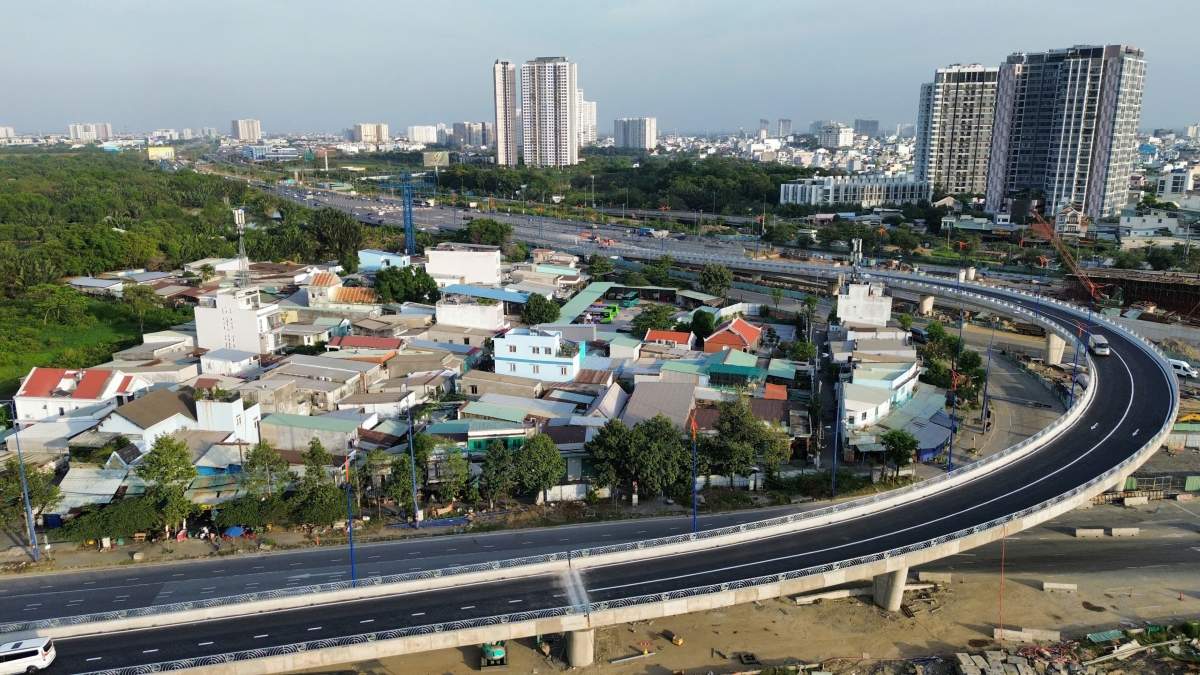 Thong xe nhanh cau N2 nut giao An Phu. Anh: Anh Tu