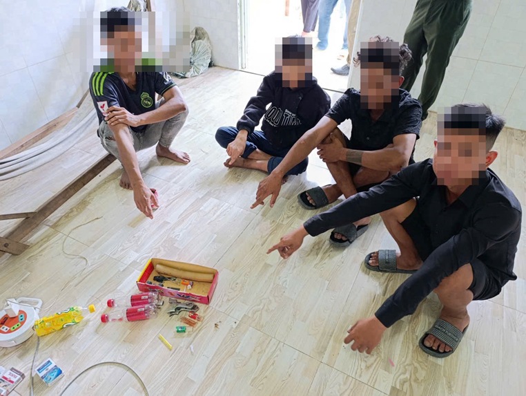 Các đối tượng Thạch K., Danh Quan H., Sơn Bảo D. và Huỳnh Thanh K. cùng các tang vật vụ việc. Ảnh: Công an TP Cần Thơ