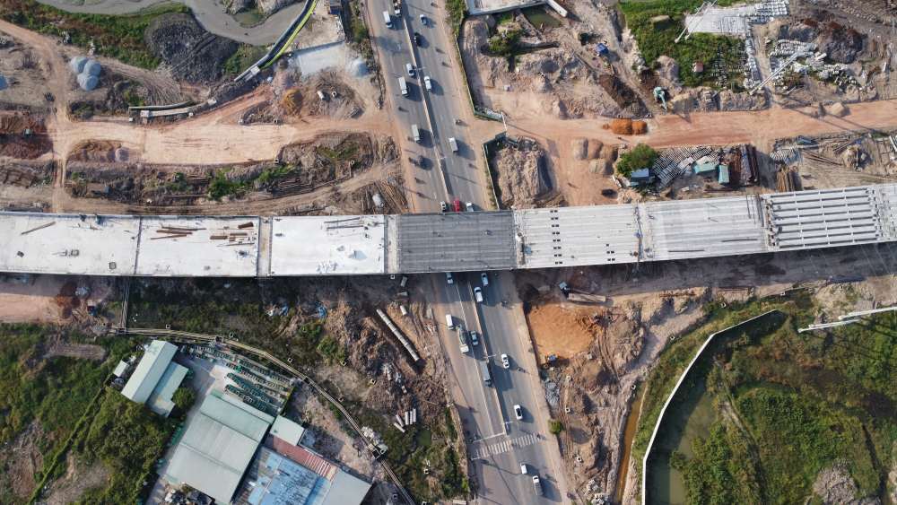 Hoan thanh viec bac nhip cau vuot qua Quoc lo 13. Anh: Dinh Trong