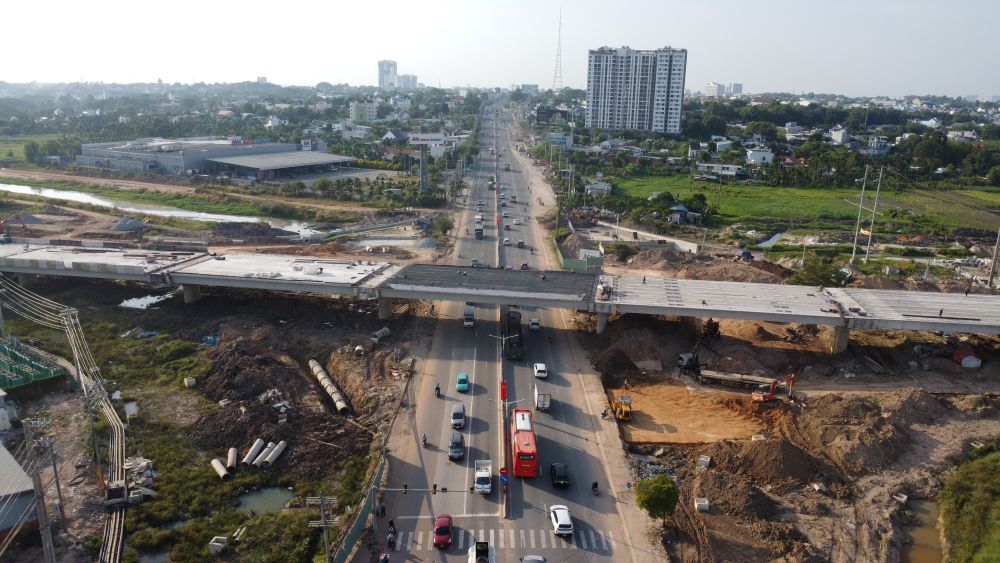 Ring Road 3 overpass in Ho Chi Minh City has been built across National Highway 13. Photo: Dinh Trong