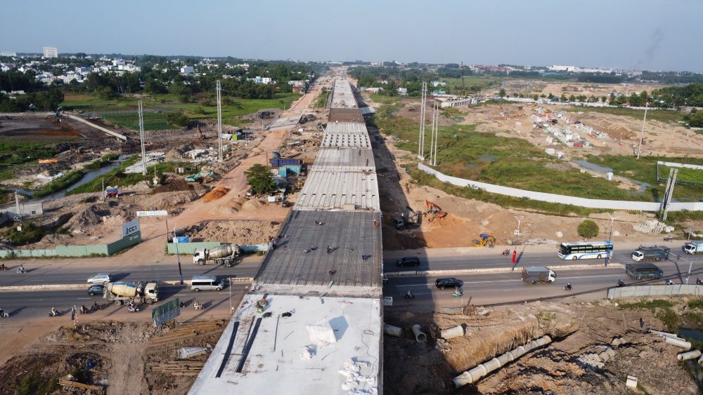 Hien don vi thi cong dang hoan thanh viec do be tong mat cau vuot. Anh: Dinh Trong