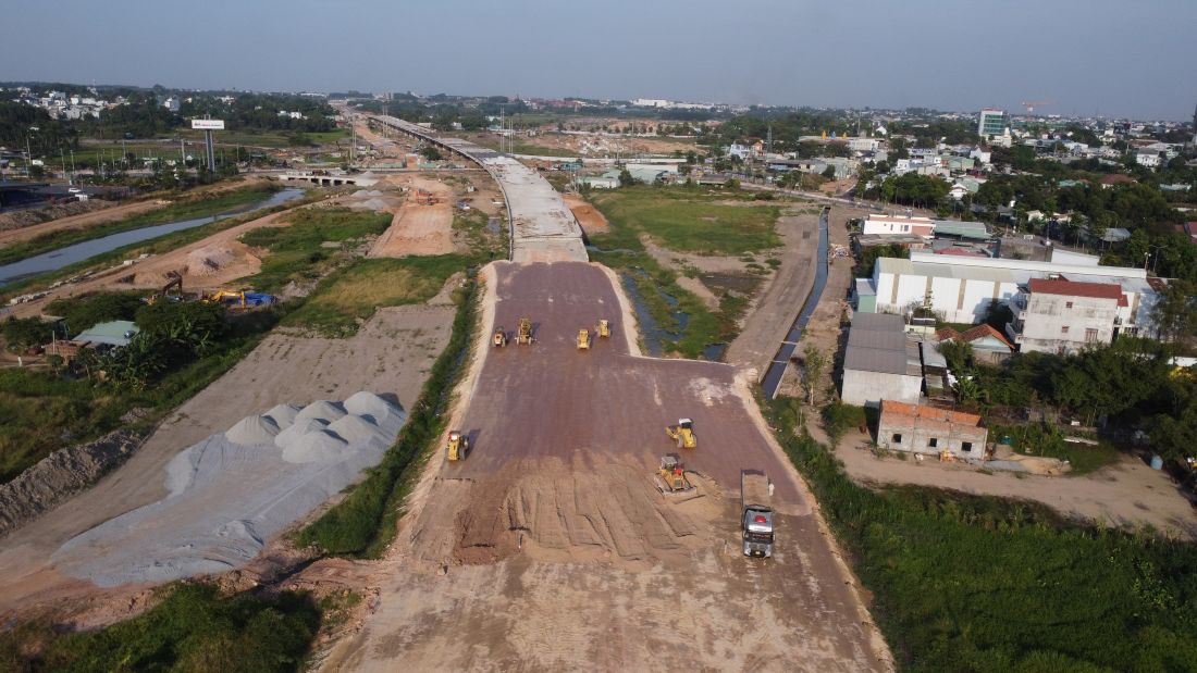 Duong dan len cau vuot dang duoc thi cong. Anh: Dinh Trong