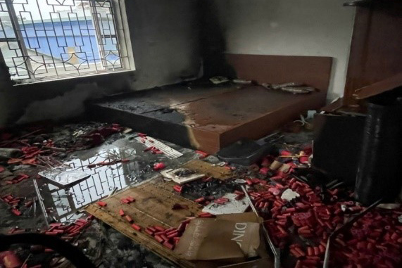 The scene of the fire recorded many firecracker debris. Photo: Hanoi Police