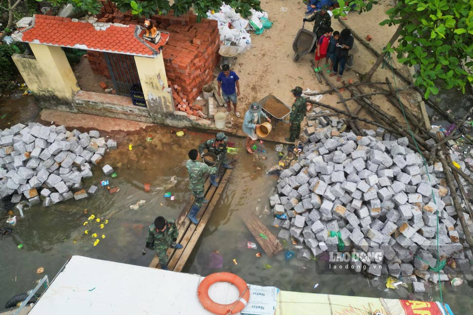 Army Corps 34 (Ministry of National Defense) helps people in Con Chim hamlet (Vinh Quang 2 village, Tuy Phuoc Dong commune, Gia Lai) rebuild their homes after storms and floods. Photo: Hoai Phuong