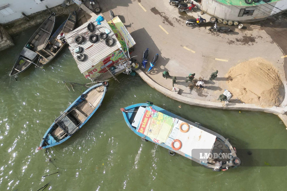 Bo doi huy dong ghe, thuyen dua vat lieu xay dung ra xom dao Con Chim xay nha cho dan. Anh: Hoai Phuong