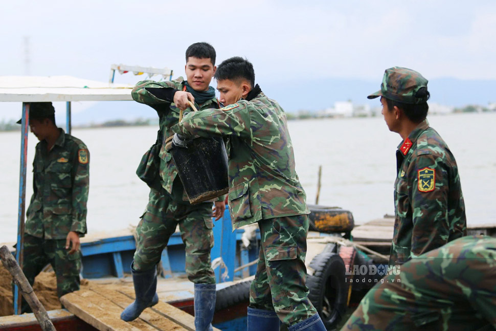 Bo doi chuyen tay nhau tung xo cat tu ghe vao tan nha dan. Anh: Hoai Phuong