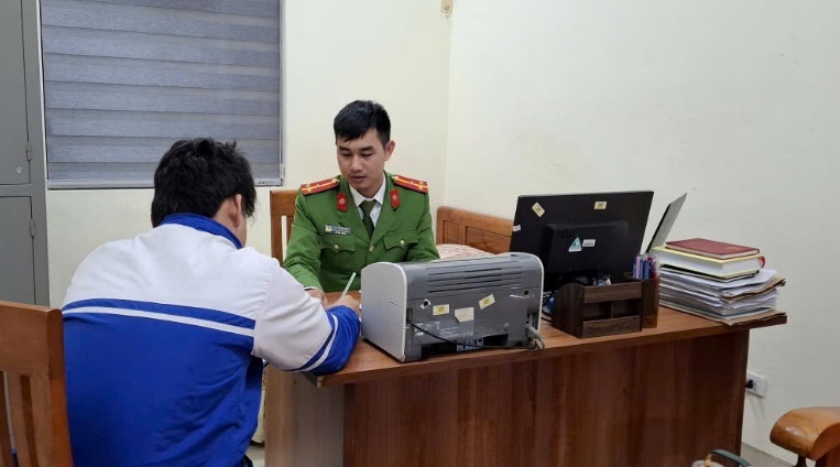 Công an xã Diên Hà làm việc với N.T.A.T tại trụ sở cơ quan. Ảnh: Công an tỉnh Hưng Yên