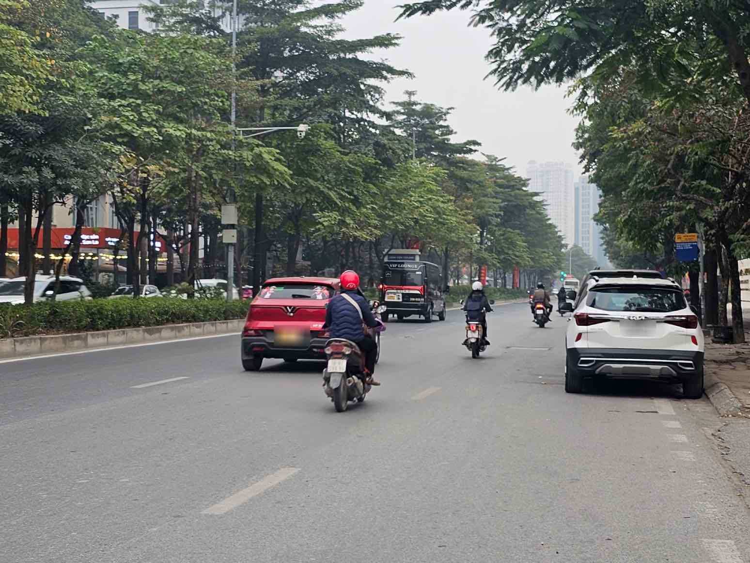 Gio cao diem buoi nhieu, cac tuyen pho cung thong thoang do khong co xe tai luu thong. Anh: Song Huu